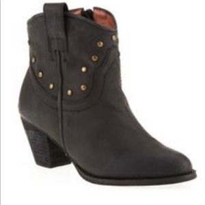 Corso Como “Adona” western style bootie in Black size 7